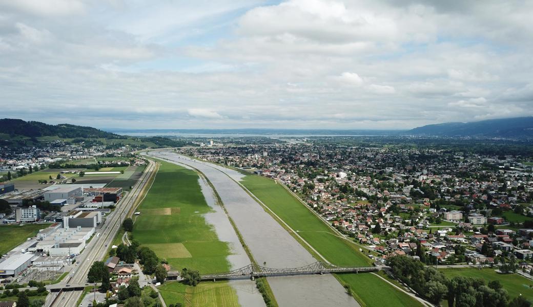 Blick auf den Rhein Höhe Wiesenrainbrücke Widnau-Lustenau.