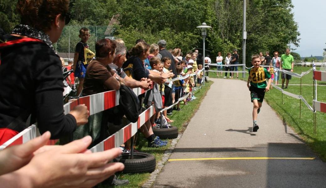 Niklas Loher kommt im Ziel an.