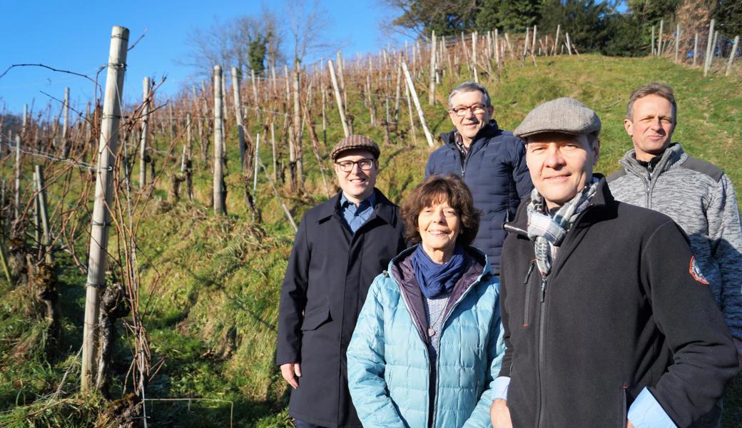 Jens Junkert, Ursula und Boris Kessler (vorne, v. l.) sowie Ortsgemeindepräsident Rolf Künzler und Peter Thurnheer Ressort Landwirtschaft (hinten, v. l.).
