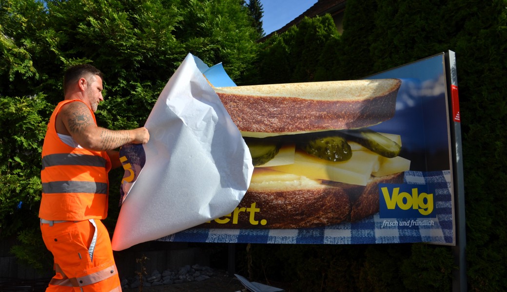 Plakate, Wind, Wetter und Begegnungen: Unterwegs mit einem Afficheur im Rheintal