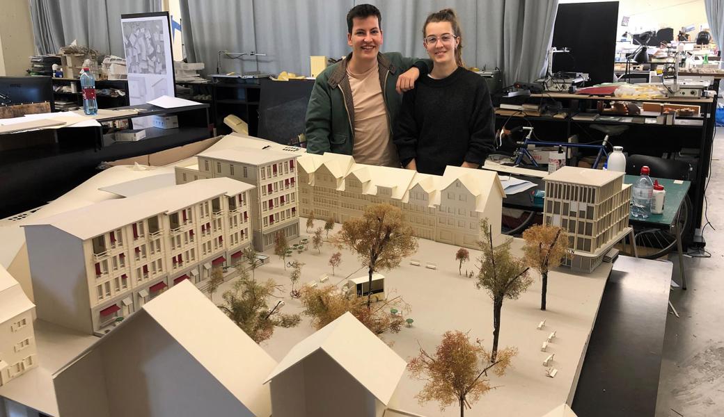 Claudio Loher und Valeria Städler mit ihrem Modell von der Altstätter Breite. Das Haus ganz rechts ist ein neues Kino für die Stadt. Nach dem Studium arbeiten Claudio Loher und Valeria Städler nun beim gleichen St. Galler Architekturbüro.