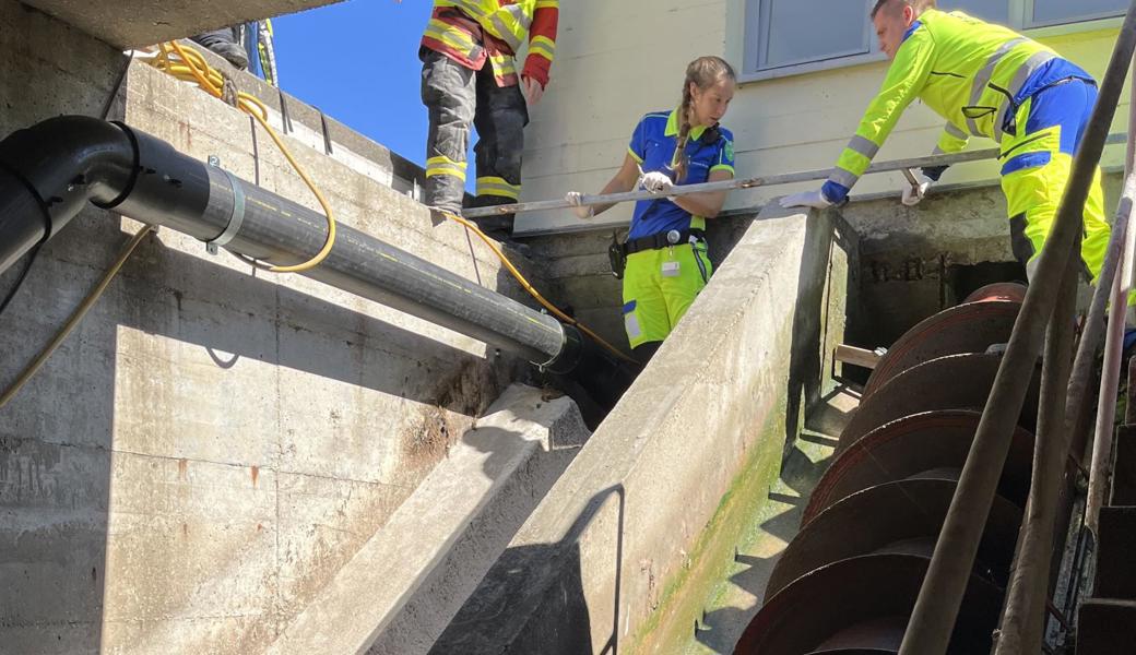 Einsatzkräfte an der Unfallstelle.