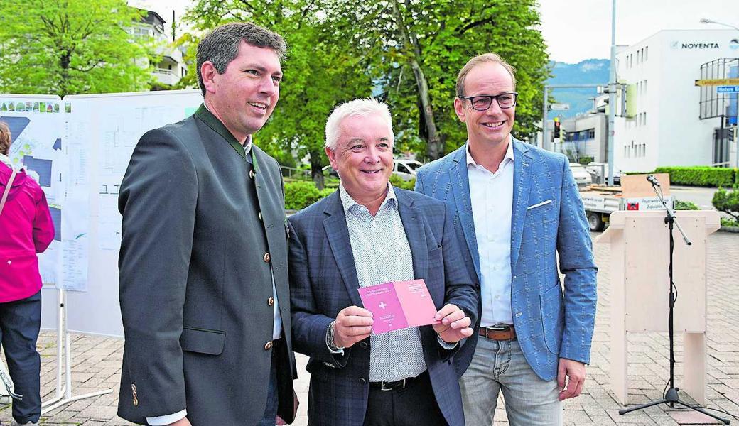 Markus Klien, Stadtrat Hohenems, Roland Wälter, Gemeindepräsident von Diepoldsau, und Dieter Egger, Bürgermeister der Stadt Hohenems (von links), waren vom Anlass und den Besucherzahlen auf ganzer Linie begeistert.