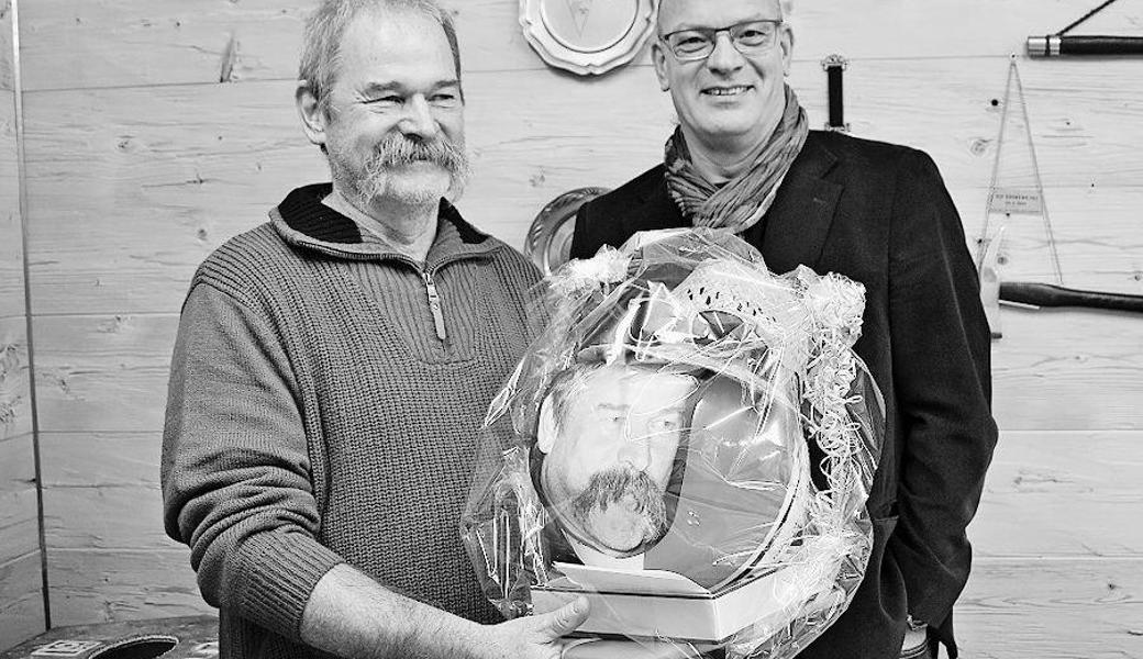 Pius Graber (links) wird von Gemeindepräsident Rolf Huber in den wohlverdienten Ruhestand verabschiedet. Bild: pd