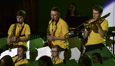 Dirigentenwechsel, Ehrungen und brilliante musikalische Darbietungen