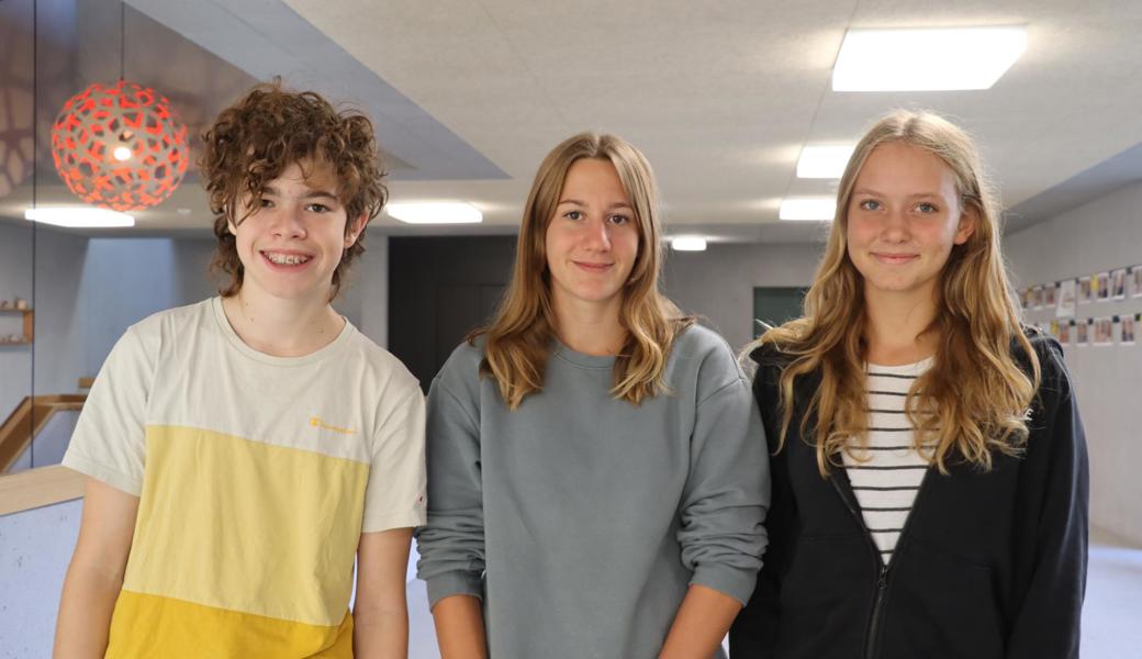 Tim Finger, Riona Wüst und Leonie Zünd (von links) besuchen das Schulhaus Feld in Altstätten. 