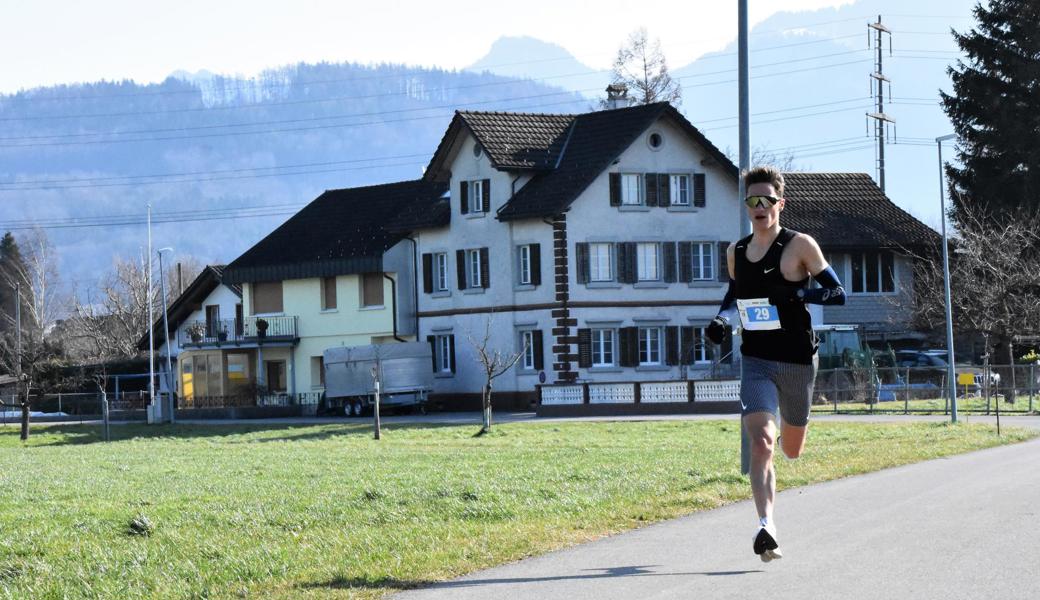 Allein auf weiter Flur: Michael Ziegler aus Balgach siegte im 10-Kilometer-Lauf.