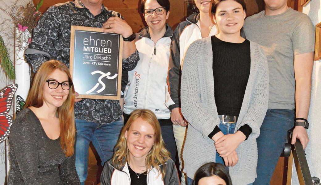 Prägten die HV 2019 (hinten, v. l.): neues Ehrenmitglied Jürg Dietsche, Nina Kobler, Katja Zünd und Patrick Dietsche; (vorne, v. l.) Angelina Baumgartner, Sarina Betschart, Sina Wüst und Joya Dietsche.