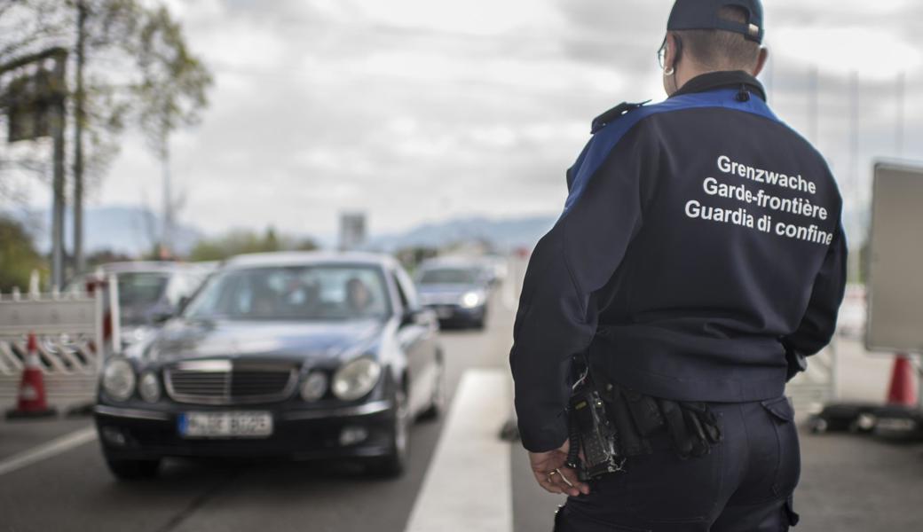 Ein Zöllner am Grenzübergang zwischen Österreich und der Schweiz beobachtet den Verkehr. 