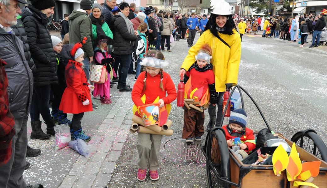 Kleine Feuerchen und grosse Löscherinnen: Die Muki-Turngruppe Oberriet nahm am Umzug in Oberriet das Feuerverbot aufs Korn, das letzten Sommer wegen der Trockenheit verhängt worden ist.