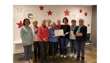 Strickrunde der katholischen Frauengemeinschaft spendet an den Verein Mutperlen