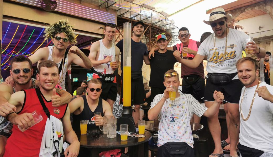 Der FC Montlingen 2 feierte im Megapark auf Mallorca. Marcel Seitz (links neben Biertower) nimmt davon ein Souvenir mit nachhause, das immer bleibt.