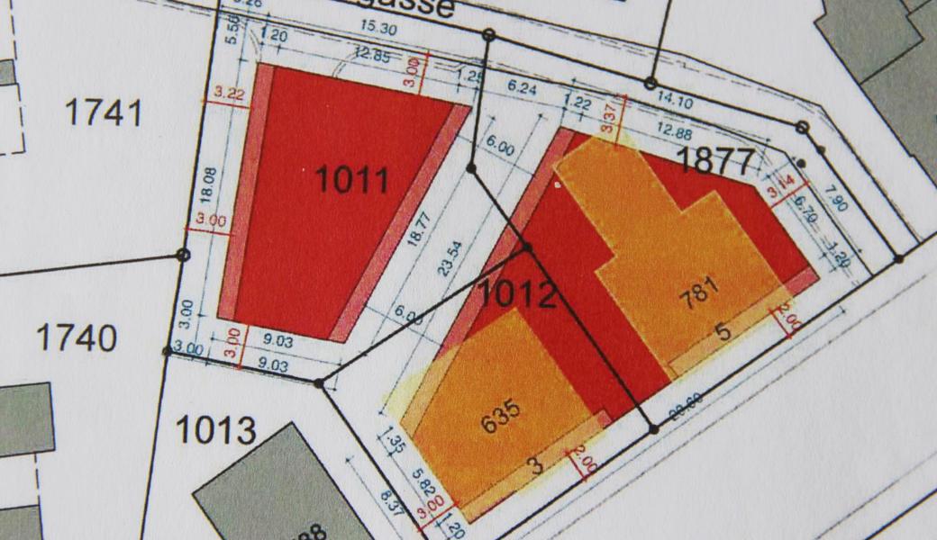 Die Farbe Orange bezeichnet hier die bestehenden alten Häuser an der Auerstrasse. Der Plan zeigt, wie das aus drei Parzellen entstandene Areal bebaut werden soll (rot: neue Mehrfamilienhäuser).