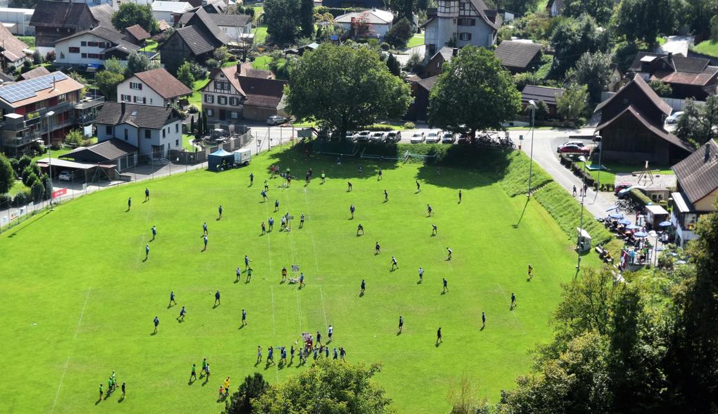 Faustball auf dem Oberdorf aus der Vogel- bzw. Hügelperspektive.