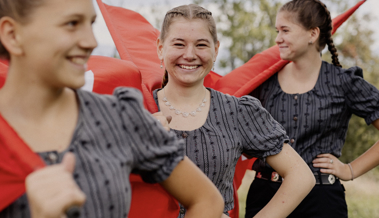 Elina, 18 Jahre: «Wir Jungen müssen unsere Kultur pflegen, damit diese erhalten bleibt»