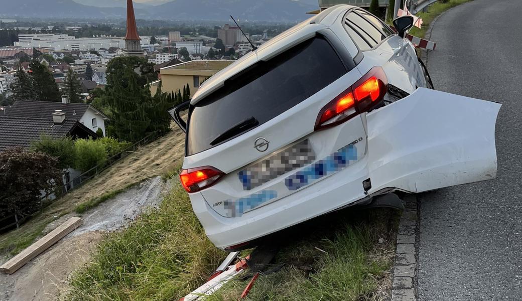 Ein 26-jähriger Deutscher entwendete das Auto seines Vaters und verursachte unter Alkoholeinfluss einen Unfall mit Sachschaden in Höhe von über 20 000 Franken.