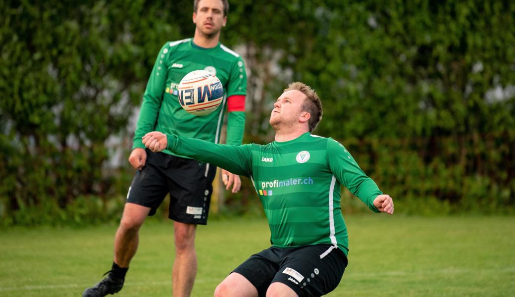 Fabian Oesch, seit dieser Saison fix auf der Mitteposition, beobachtet von Lukas Wirth.