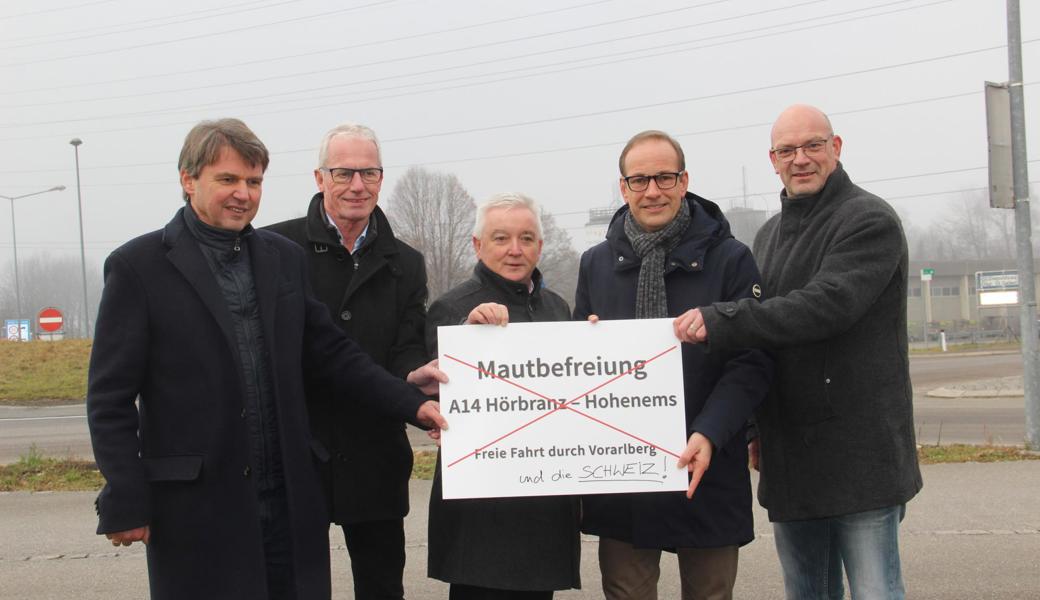 Gemeinsamer Kampf gegen die Maut-Befreiung: (von links) Die Bürgermeister Kurt Fischer (Lustenau) und Dieter Egger (Hohenems), der Diepoldsauer Gemeindepräsident Roland Wälter, Altachs Bürgermeister Gottfried Brändle und Gemeindepräsident Rolf Huber aus Oberriet.