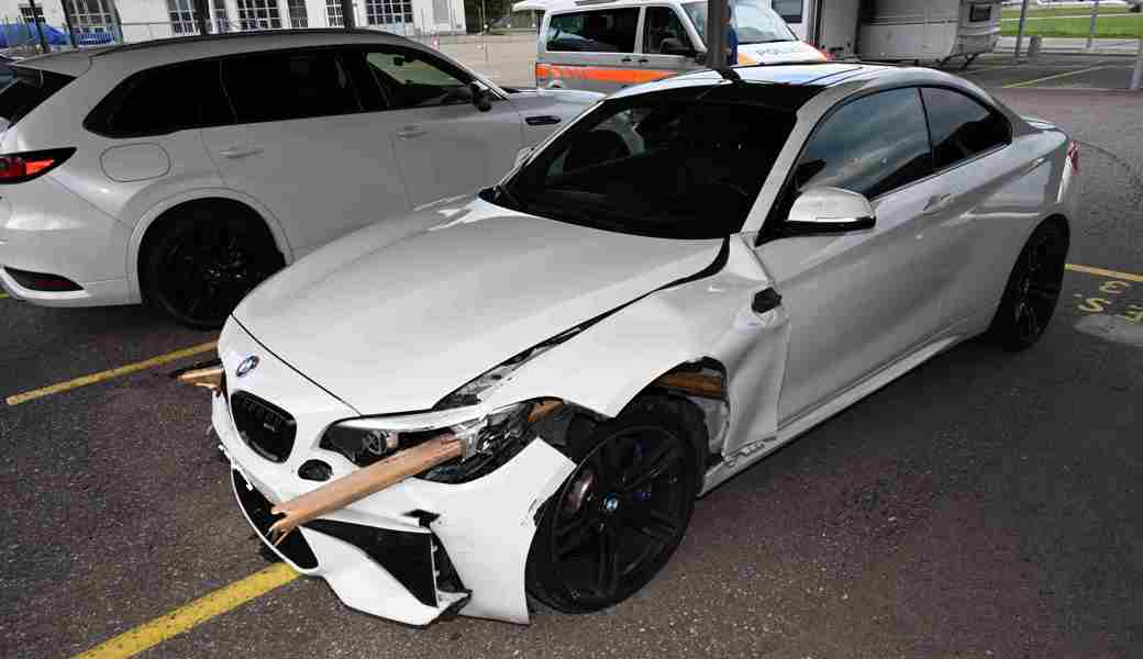Betrunkener Autofahrer prallt in Zaun und fährt mit Holzpfählen in der Karosserie weiter