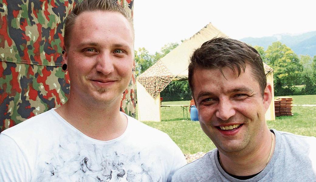 Jernej (Jerry) Debeljak (links) und Michael Friedauer kochen für die Jugendlichen aus Rebstein und Marbach. Debeljak kocht sonst im «Geserhus», Friedauer ist der Kanti-Koch.  