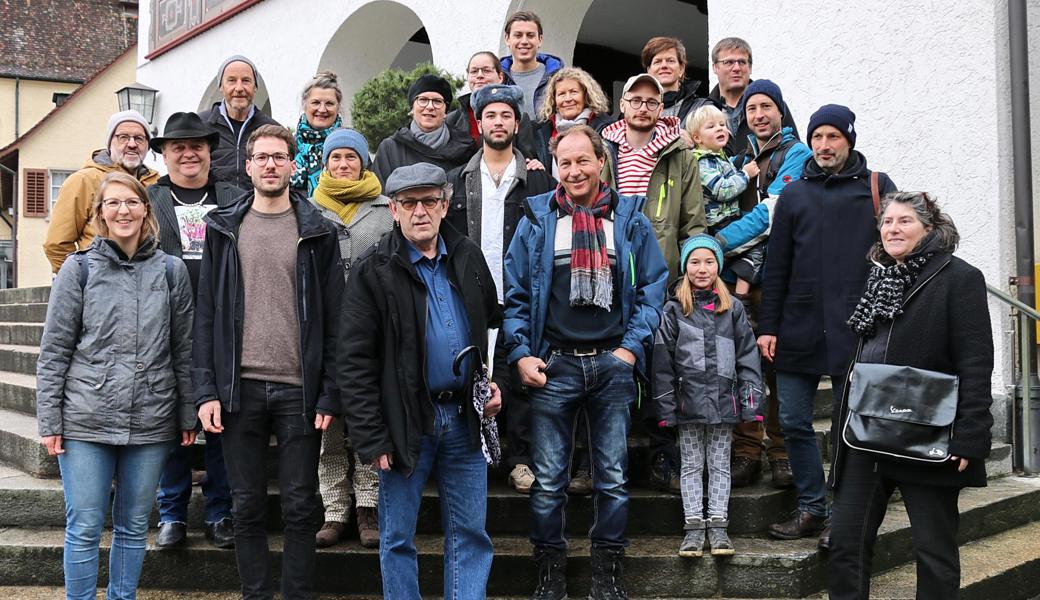 Kürzlich besichtigten die Teilnehmerinnen und Teilnehmer des Bernecker Gartenkunstprojekts «Das Paradies findet statt» auf einem Rundgang die Standorte für ihre Wettbewerbsarbeiten.