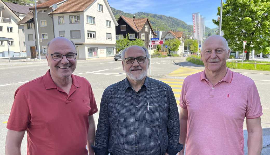 Sie wehren sich gegen ein ihres Erachtens nicht zu Ende gedachtes Projekt für den (im Hintergrund sichtbaren) nördlichen Teil der Staatsstrasse. Von links: Ruedi Kobelt, Kurt Köppel und Walter Kobelt. Sie wehren sich gegen ein ihres Erachtens nicht zu Ende gedachtes Projekt für den (im Hintergrund sichtbaren) nördlichen Teil der Staatsstrasse. Von links: Ruedi Kobelt, Kurt Köppel und Walter Kobelt.