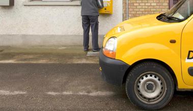 Auto eines Postboten blieb stecken