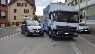 Auto kollidiert mit Lastwagen