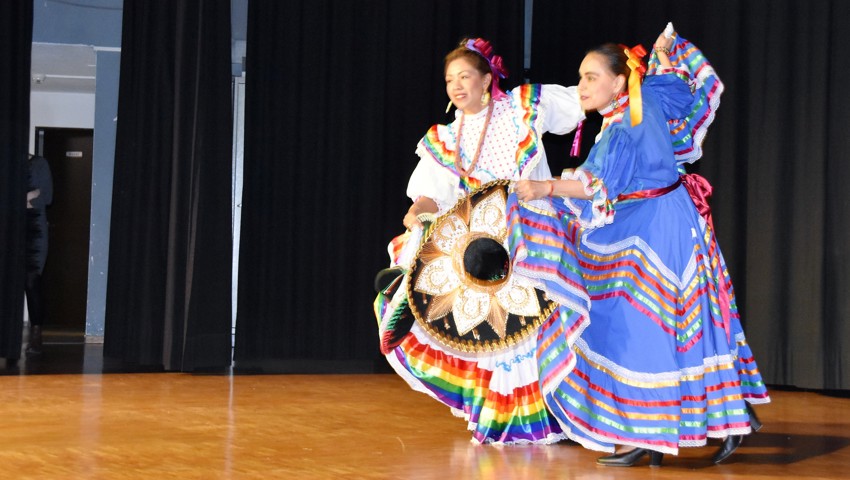 Die mexikanischen Tänzerinnen liessen ihr Gewand wallen.