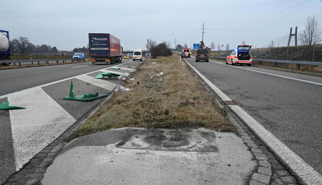 Zur Reinigung der Fahrbahn wurde der Strassenunterhaltsdienst aufgeboten.