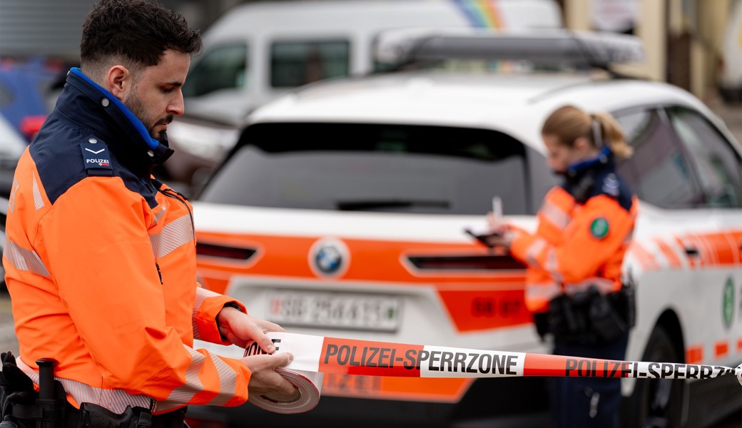 Grosseinsatz der Polizei in Au: Vier Verletzte am Gässeliweg aufgefunden