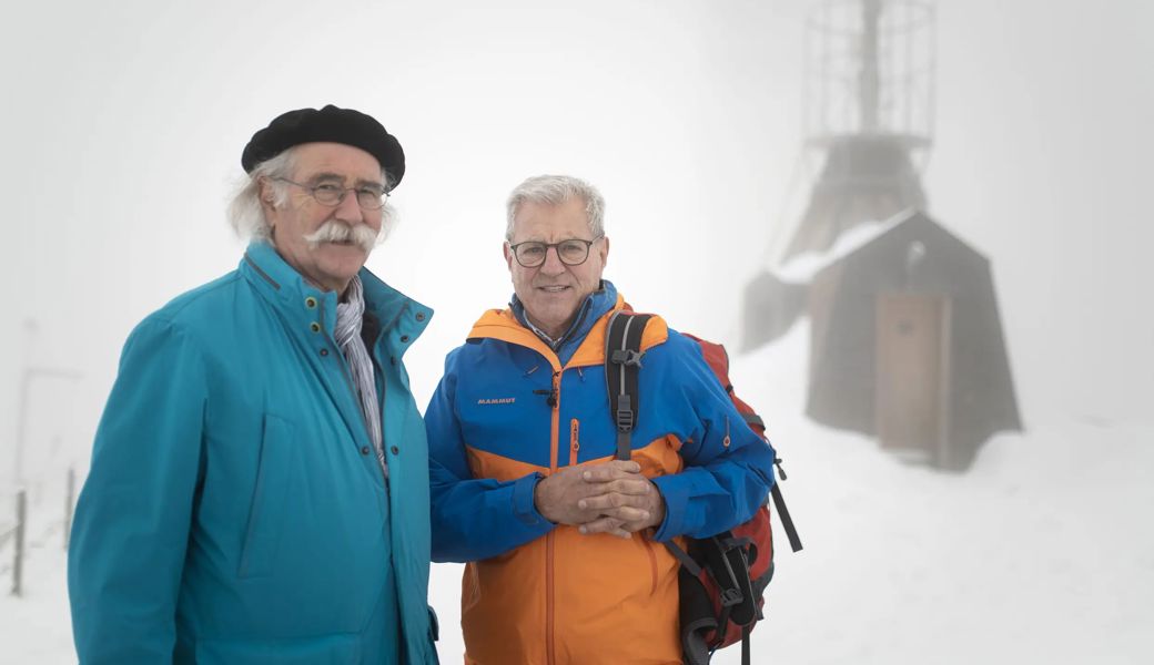 Produzent Victor Rohner und Regisseur Kuno Bont vor der Wetterstation, die seit über hundert Jahren auf dem Säntis steht.