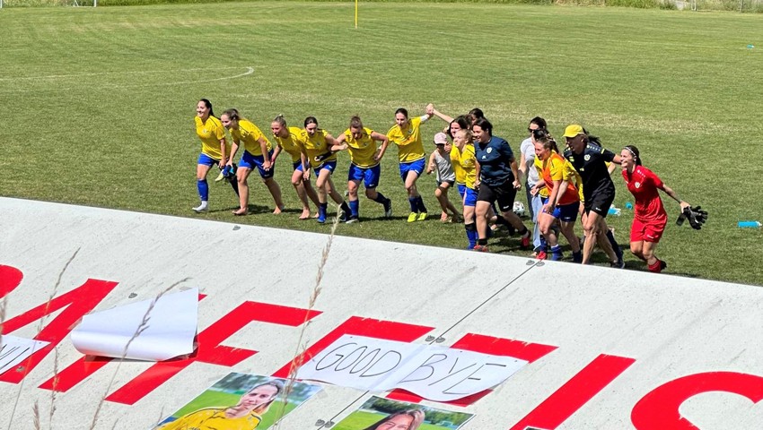 Der FC Au-Berneck schaffte mit elf Punkten Vorsprung auf den Strich den Ligaerhalt und feierte diesen.