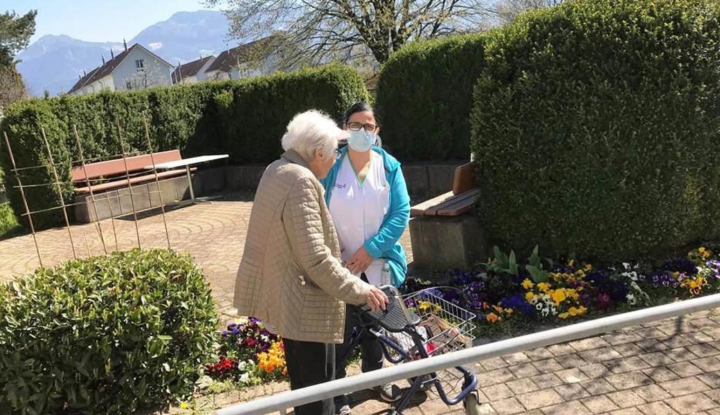 Die Bewohner vom Haus Augiessen geniessen das schöne Wetter. Sie bleiben jedoch auf dem Areal des Widnauer Alters- und Pflegeheims. 