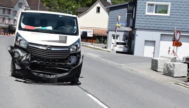 Kollision zwischen Lieferwagen und Auto