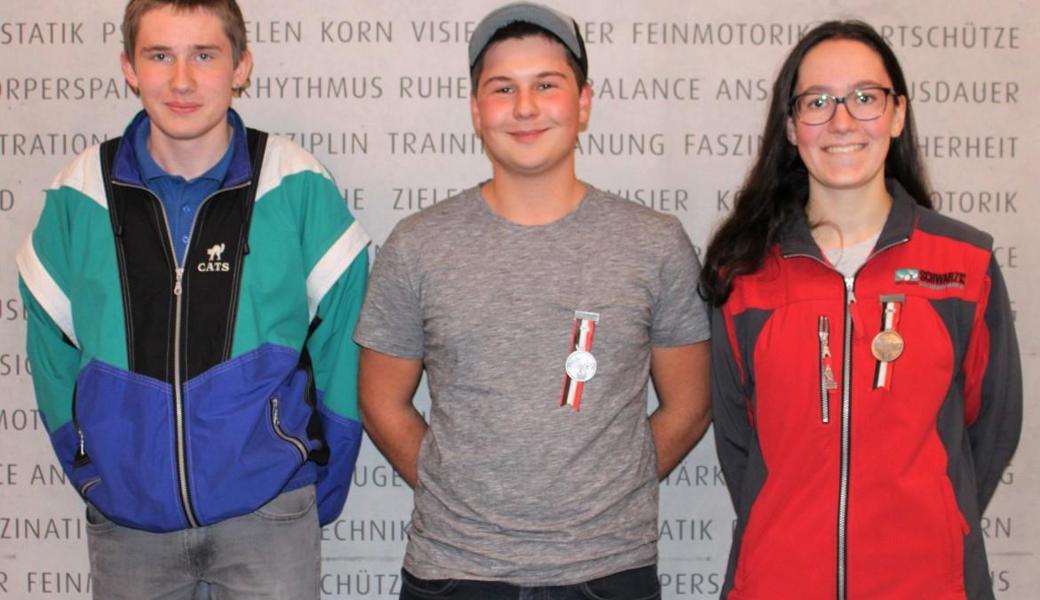 Ein Vorderländer und eine Vorderländerin auf dem Nachwuchs-Podest: Sieger Manuel Gantenbein aus Reute in der Mitte, die Dritte Simona Künzler aus Heiden rechts.