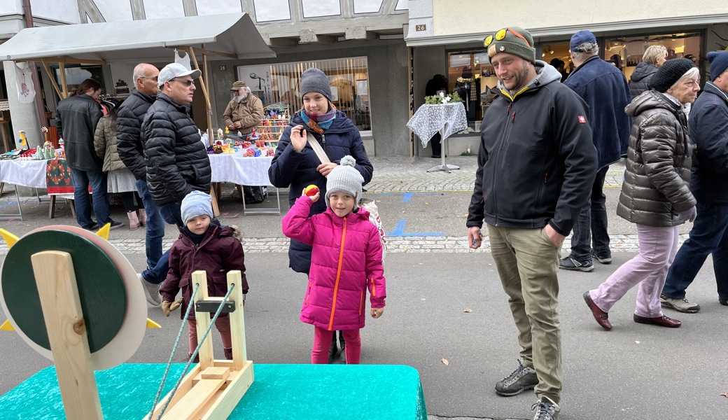 Die Ludothek betrieb ein Sternschnuppenschiessen, das den Kindern Spass bereitete. 