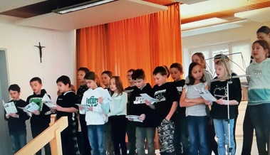 Kinder sangen für Seniorinnen und Senioren