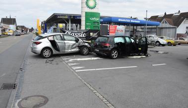 Autos prallen vor Tankstelle zusammen