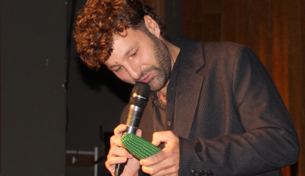 Sandro Heule mit dem Nachwuchspreis «Grüana Törgga». Beim Kratzen stellt er fest: «Es schimmert schon das Gold durch.»