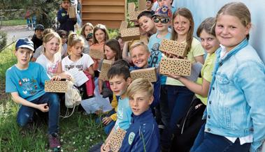 Erstkommunionkinder bauen ein Wildbienenhotel