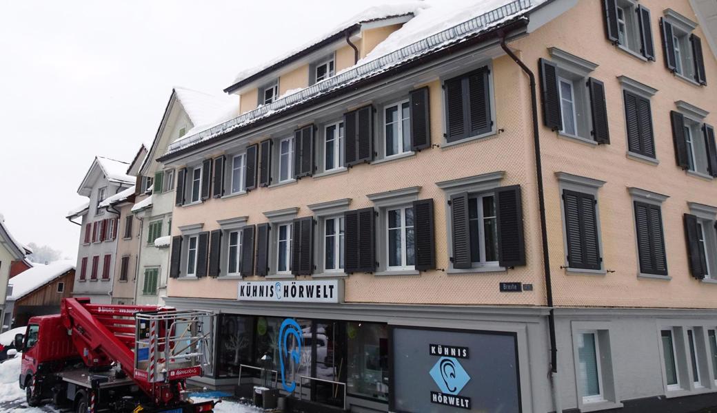 Bei diesem Haus in Altstätten hat eine Dachdeckerfirma das Dach gesäubert.