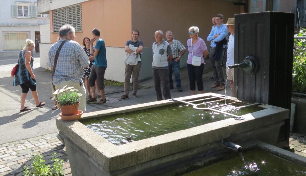 Wie Erich Gubelmann (2. v. l.) zeigen konnte, teilt der Neugassbrunnen das Wasser der Rötibergquelle mit dem Wäselibrunnen.