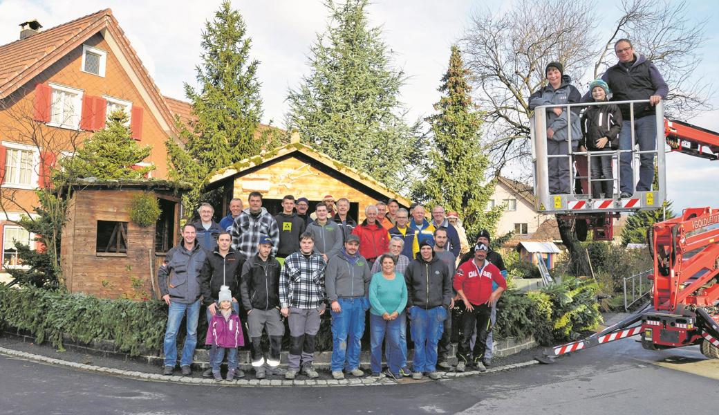 Stolz stehen die Mitglieder der IG Büchel am Rhein vor ihrem Werk. Die lebensgrosse Krippe erhellt den beschaulichen Weiler Büchel bei Rüthi in der Weihnachtszeit.