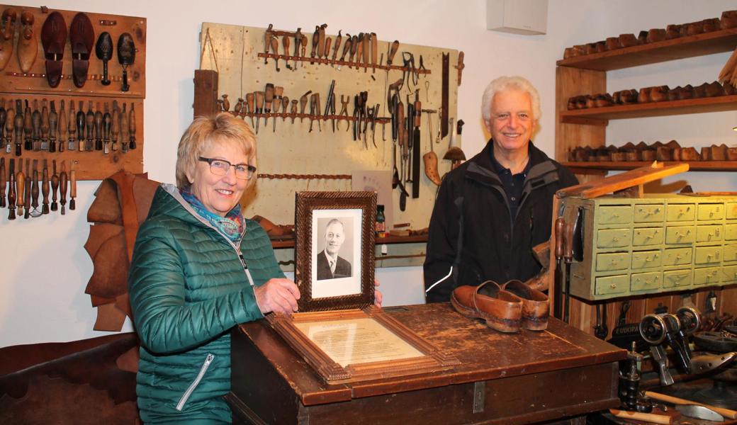 Vorstandsmitglied Jolanda Mattle und Präsident Alfons Ammann vom Museumsverein Rothus in der gut erhaltenen Schuhmacherwerkstatt von Johann Steiger, die sich im Erdgeschoss des Museums befindet. Er war übrigens der Onkel von Jolanda Mattle und seine Spezialität die «Knöspli», die von gross und klein getragen wurden.