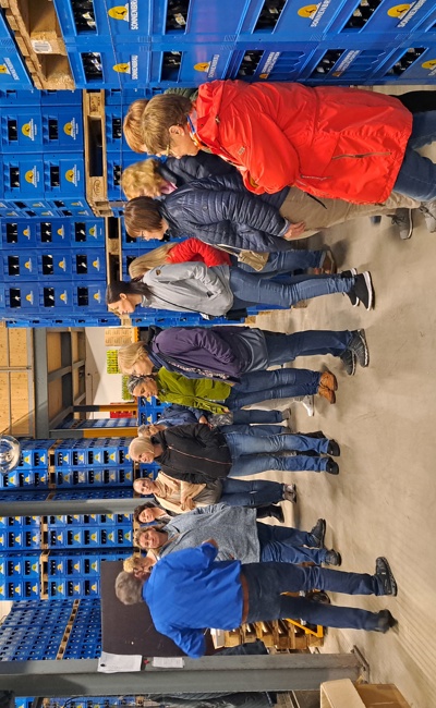 Frauengemeinschaft lernte, wie ein Brauprozess abläuft