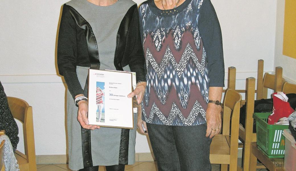 Andrea Heeb (links) wurde für 30 Jahre Mitgliedschaft geehrt, Präsidentin Ruth Bischofberger für 20 Jahre im Amt. 