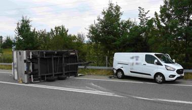 Lieferwagen mit Anhänger verunfallt