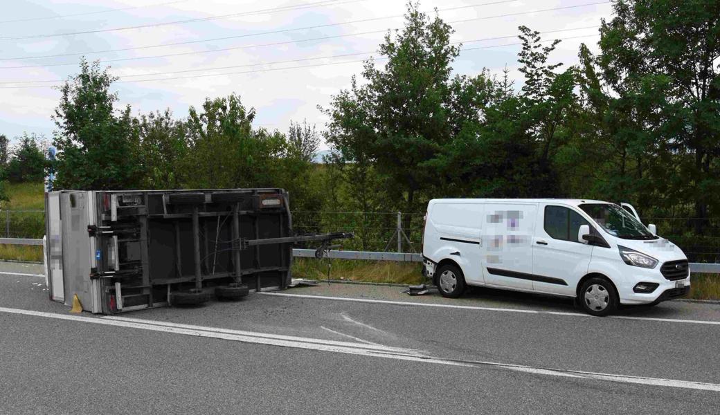 Der Anhänger kippte, der Lieferwagen drehte sich.