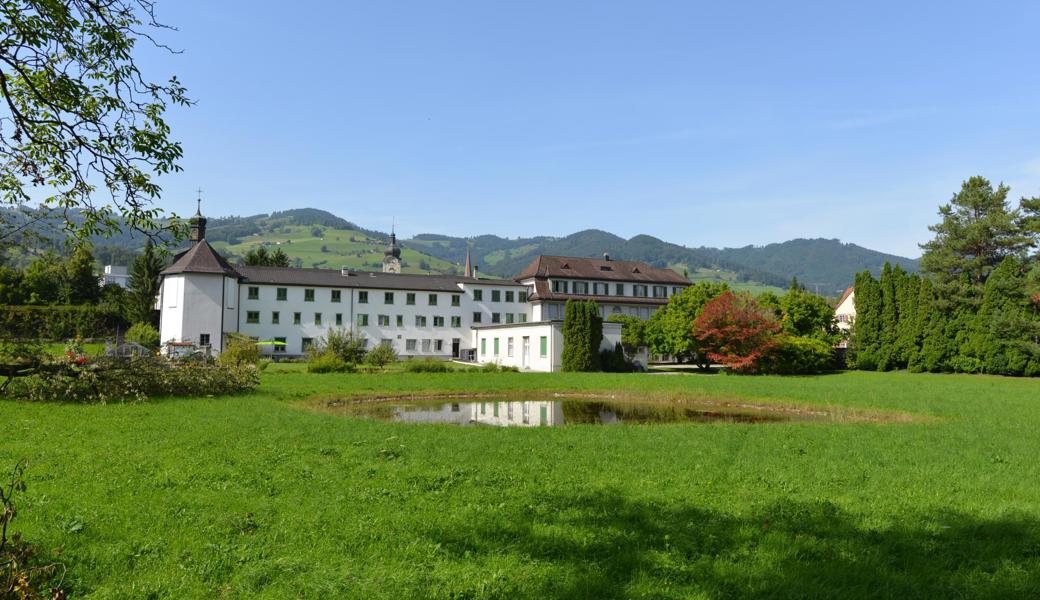 Das Kloster Maria Hilf in Altstätten: Im Vordergrund befindet sich das grosse Naturschutzgebiet, links die Klosterkirche, rechts das Institutsgebäude.   